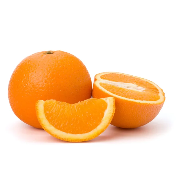 Segments de fruits orange tranchés isolés sur fond blanc — Photo