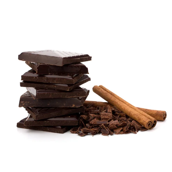 Chocoladerepen stack en kaneel stokken — Stockfoto