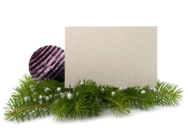 Decoración navideña con tarjeta de felicitación aislada sobre fondo blanco —  Fotos de Stock