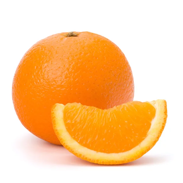 Нарезанные оранжевые фруктовые сегменты изолированы на белом фоне — стоковое фото