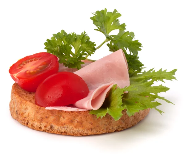 Gesundes Sandwich mit Gemüse und geräuchertem Schinken — Stockfoto