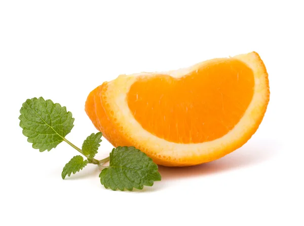 Segmento de fruta naranja y hoja de menta cítrica —  Fotos de Stock