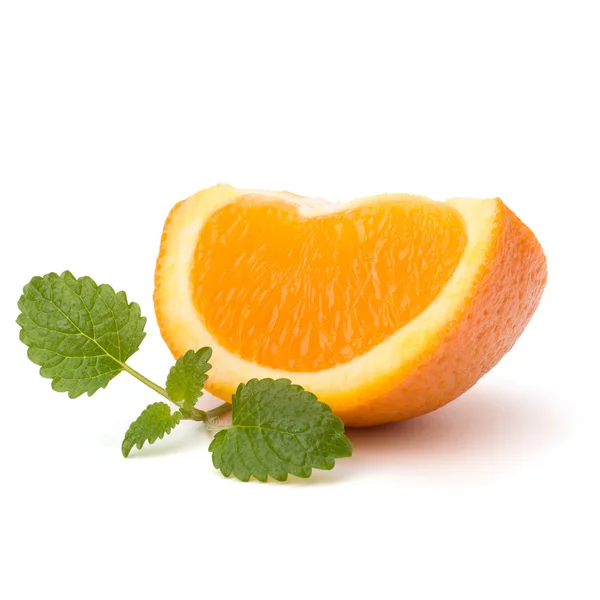 オレンジ色の果物セグメントとシトロン ミントの葉 — ストック写真