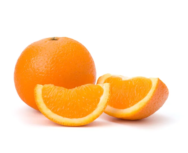 Segmentos de fruta naranja en rodajas aislados sobre fondo blanco — Foto de Stock