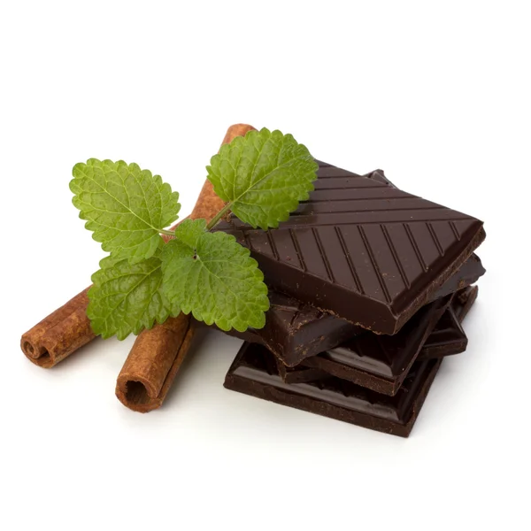 チョコレートバーのスタックとシナモンの棒 — ストック写真