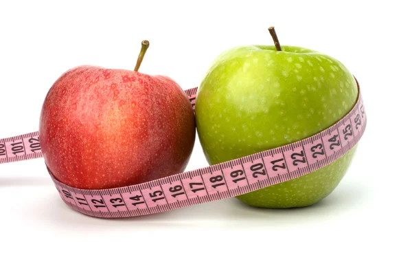 Jabłko z centymetrem. pojęcie zdrowego stylu życia. — Zdjęcie stockowe