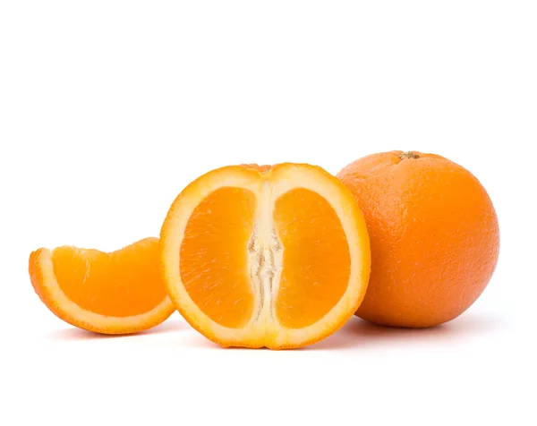 Нарізані апельсинові фруктові сегменти ізольовані на білому тлі — стокове фото