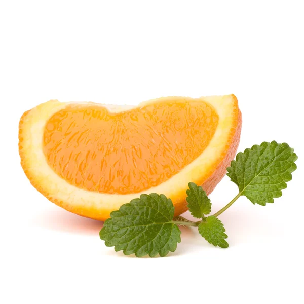 Segmento de fruta naranja y hoja de menta cítrica —  Fotos de Stock
