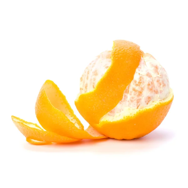 Orange mit geschälter Spiralhaut isoliert auf weißem Hintergrund — Stockfoto