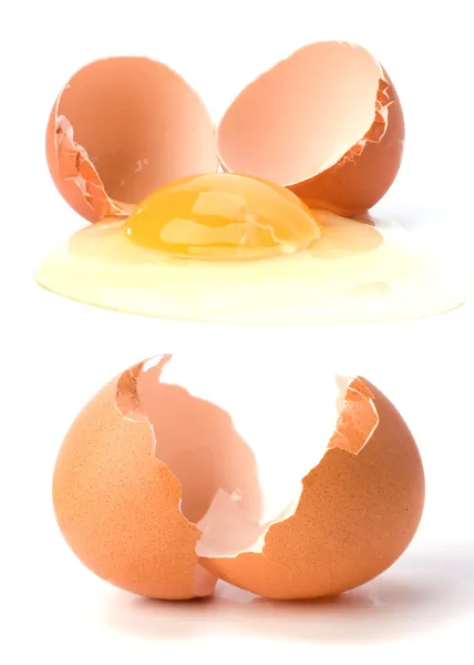 Rozbité vajíčko a prázdná skořápka — Stock fotografie