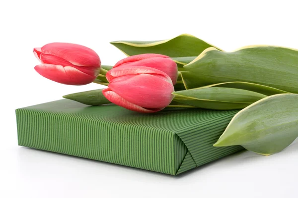 Geschenk mit rosa Tulpen isoliert auf weißem Hintergrund — Stockfoto