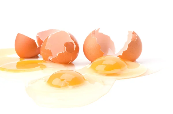 Розбиті яйця ізольовані на білому тлі — стокове фото