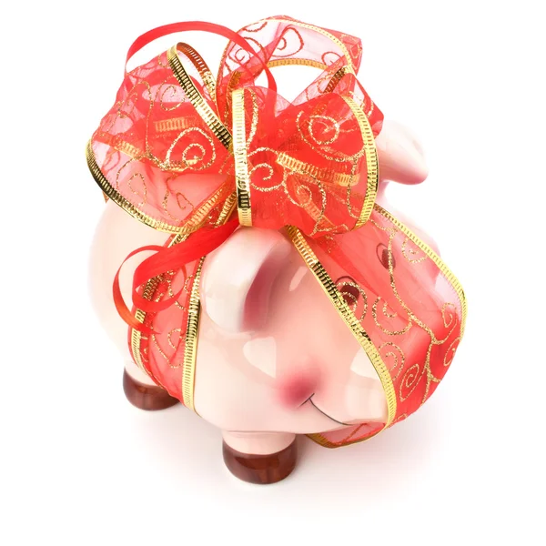 Концепция рождественских вкладов. Свинка банка с праздничным бантом изолированы — стоковое фото