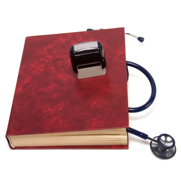 Stetoscopio su libro rosso isolato su sfondo bianco — Foto Stock
