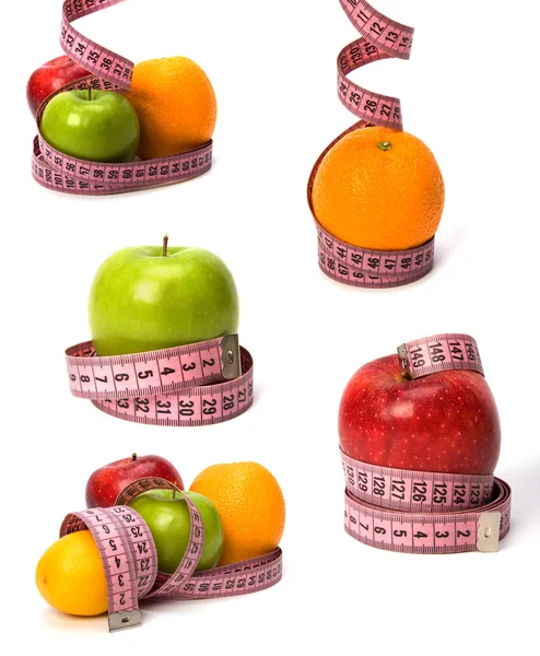 Fita métrica enrolada em torno de frutas isoladas em fundo branco — Fotografia de Stock