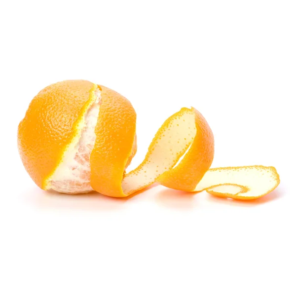 Naranja con piel espiral pelada aislada sobre fondo blanco — Foto de Stock