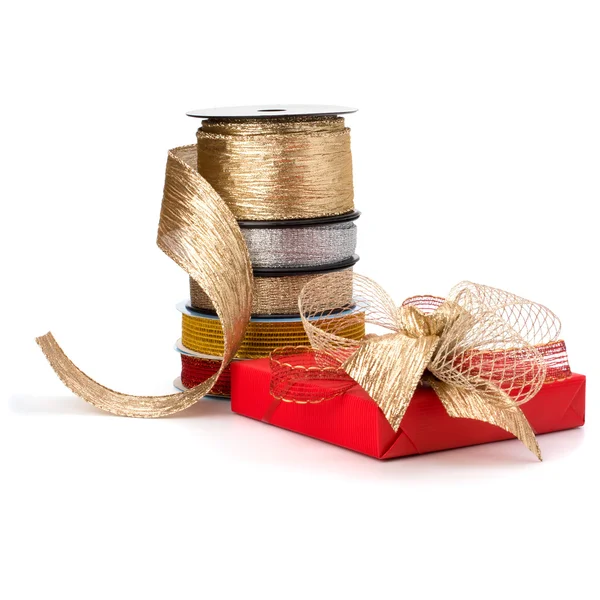 Праздничная подарочная коробка и упаковочные ленты изолированы на белой backgrou — стоковое фото