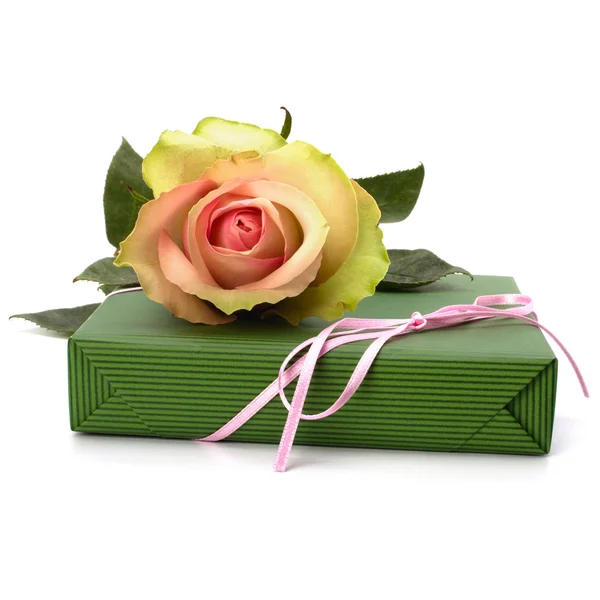 Mooie roos met cadeau geïsoleerd op witte achtergrond — Stockfoto