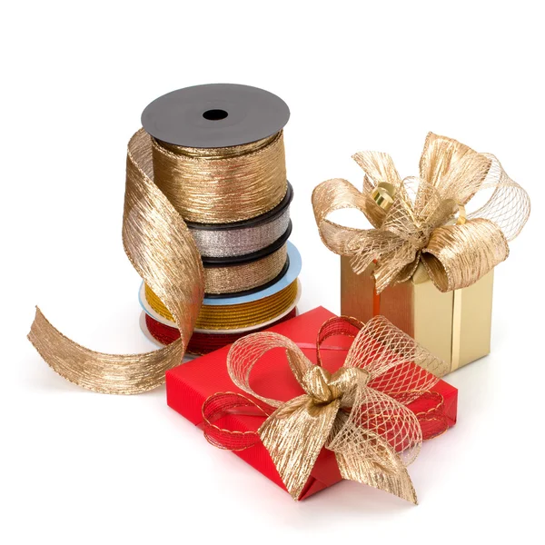 Festliche Geschenkbox und Geschenkbänder isoliert auf weißem Hintergrund — Stockfoto