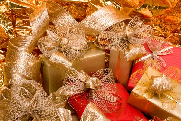 Weihnachtlicher Hintergrund. Glänzende Geschenke. — Stockfoto