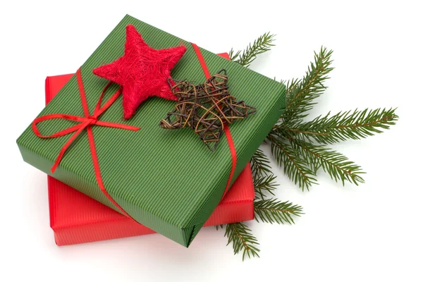 Noel kavramı. Beyaz arka plan üzerinde izole süslü hediyeler. — Stok fotoğraf