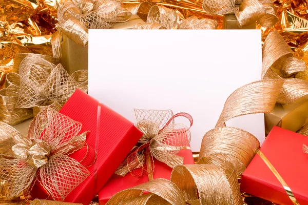 Weihnachtlicher Hintergrund. Glänzende Geschenke. — Stockfoto