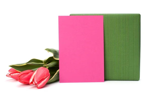 Δώρο με ροζ τουλίπες που απομονώνονται σε λευκό φόντο — Φωτογραφία Αρχείου