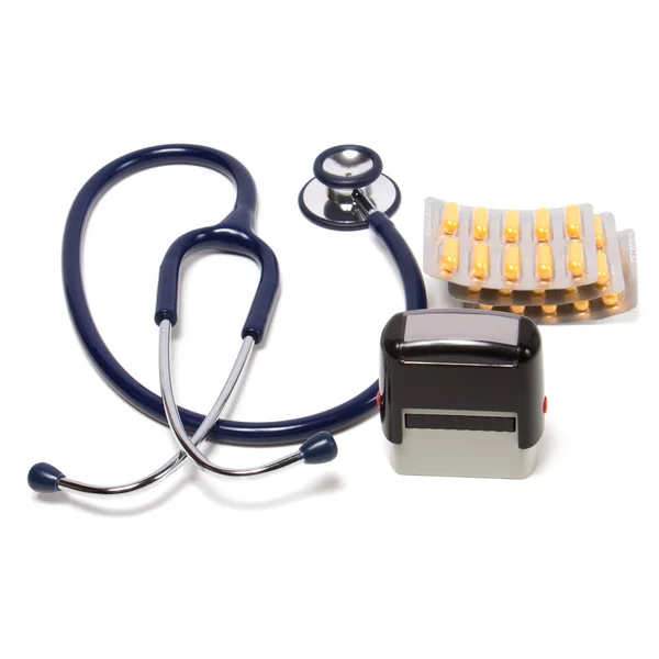 Steteskop, tabletler ve doktor yalıtılmış üzerinde beyaz backgrou mühür — Stok fotoğraf