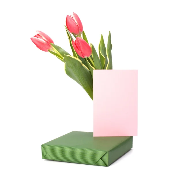 Подарок с розовыми тюльпанами изолированы на белом фоне — стоковое фото