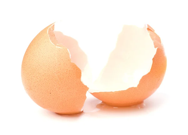 Cáscara de huevo rota aislada sobre fondo blanco — Foto de Stock