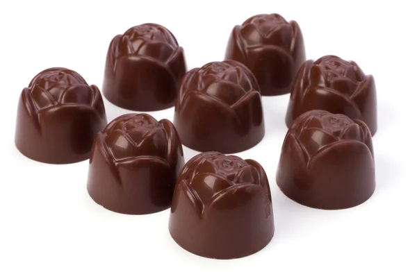 Pralinés de chocolate aislados sobre fondo blanco — Foto de Stock