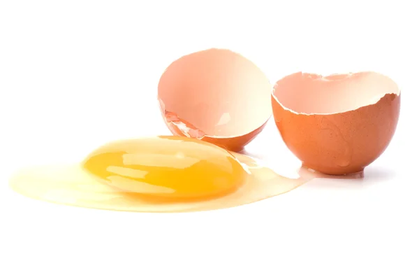 白い背景に隔離された壊れた卵 — ストック写真