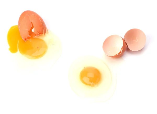 Kırık yumurta beyaz arka planda izole edilmiş. — Stok fotoğraf