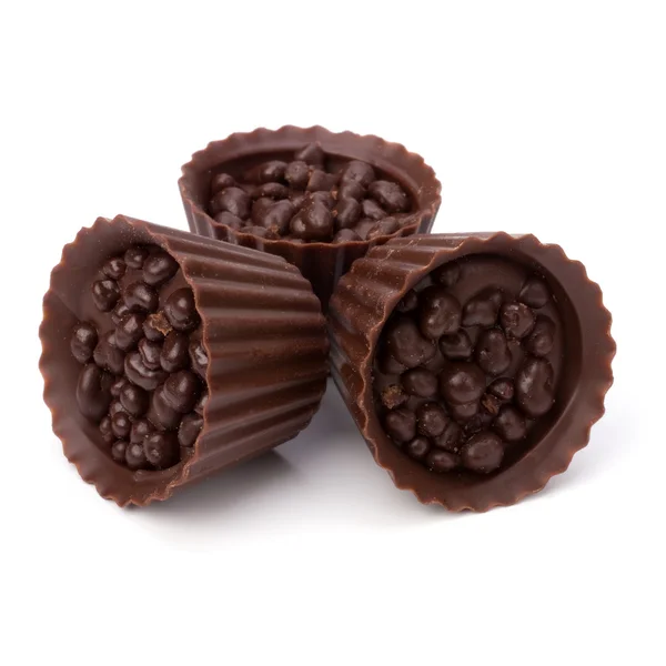 Beyaz arka planda izole edilmiş çikolatalı pralinler — Stok fotoğraf