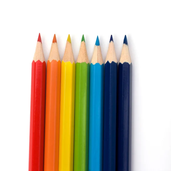 Кольорові олівці ізольовані на білому тлі крупним планом — стокове фото