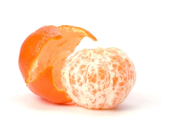 Mandarine pelée isolée sur blanc — Photo