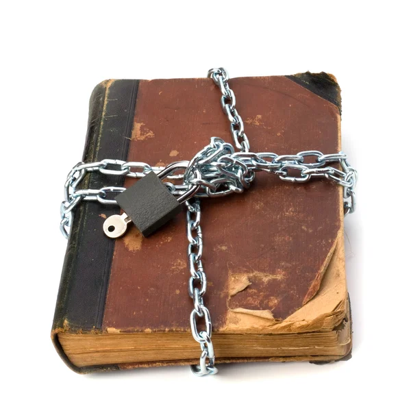 Gescheurde boek met ketting en hangslot geïsoleerd op een witte pagina — Stockfoto