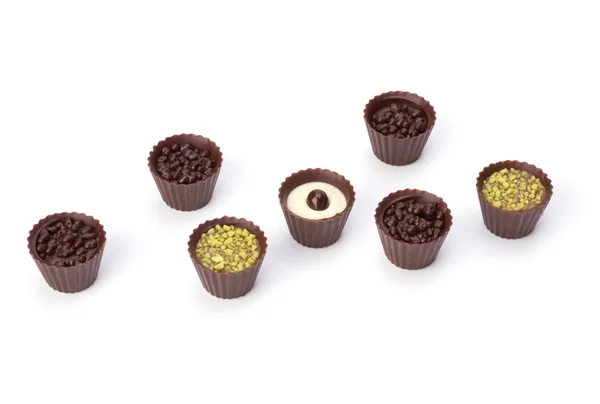 Pralinas de chocolate isoladas em fundo branco — Fotografia de Stock