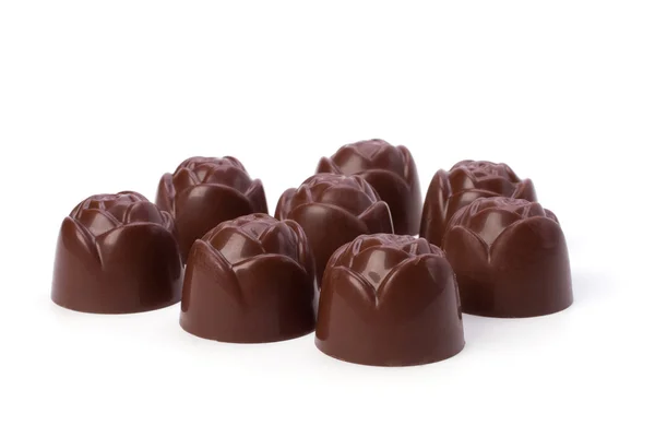 Pralinés de chocolate aislados sobre fondo blanco — Foto de Stock