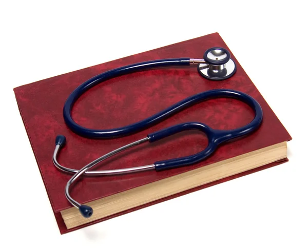 Stetoskop på röda bok isolerad på vit bakgrund — Stockfoto