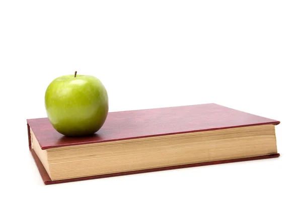 Buch mit Apfel isoliert auf weißem Hintergrund — Stockfoto
