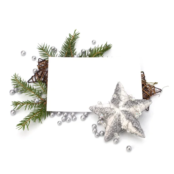 Decoración navideña con tarjeta de felicitación aislada sobre fondo blanco —  Fotos de Stock