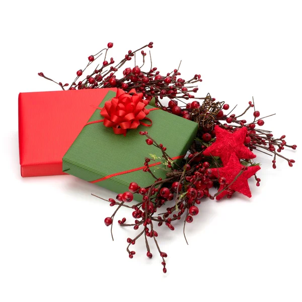 Kerstmis begrip. sierlijke geschenken geïsoleerd op witte achtergrond. — Stockfoto