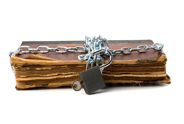 Libro a brandelli con catena e lucchetto isolato su backgroun bianco — Foto Stock