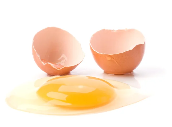 Розбите яйце ізольовано на білому тлі — стокове фото
