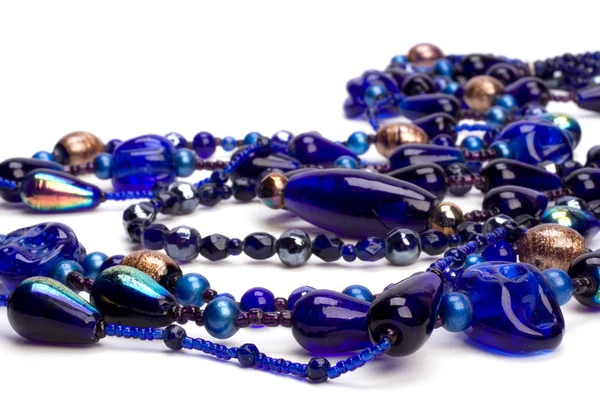 Blaue Perlen isoliert auf weißem Hintergrund — Stockfoto