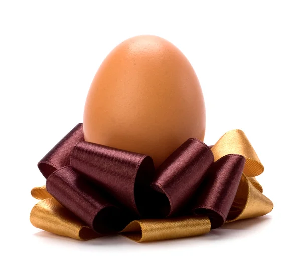 Huevo de Pascua con lazo aislado sobre fondo blanco —  Fotos de Stock