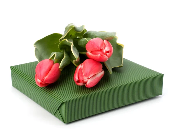 Dárek s růžové tulipány izolovaných na bílém pozadí — Stock fotografie