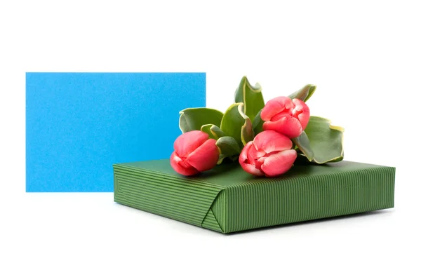 Presente com tulipas rosa isolado no fundo branco — Fotografia de Stock