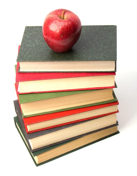 Boek stapel met appel geïsoleerd op witte achtergrond — Stockfoto